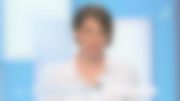 The shirt is beige with borders metallic Mélanie Taravant in C to tell the 01.04.2020