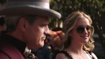 Gafas de sol usadas por Guinevere Beck (Elizabeth Lail) como se ve en YOU S01E04