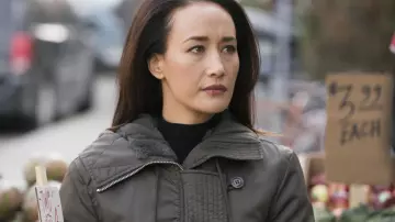 Le blouson vert kaki de Hannah Wells (Maggie Q) dans Designated Survivor (Saison 2)