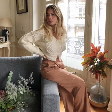 The wide legged pants in satin worn by Parysatis on her account Instagram @parysatis 