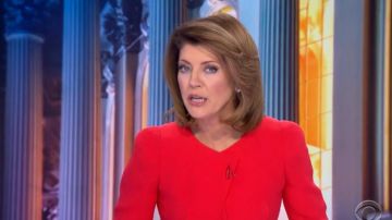 Giorgio armani encolure ras du cou Plissé Cady Veste portée par Norah O'Donnell sur CBS, Ce Matin, le 31 Mars 2020