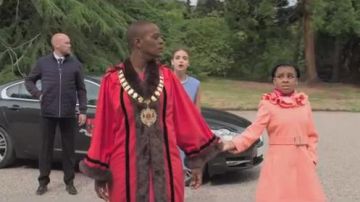 Abrigo de volantes naranja usado por Heather (Sanchaez-Rain Li Brown) en Free Rein Temporada 3 Episodio 4