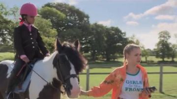 Blanc d'Impression de T-Shirt porté par Becky (Kerry Ingram) dans Libre cours Saison 3 Épisode 4