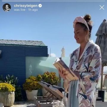 Olivia Von Halle Queenie Pandora Full Silk Kimono Robe usada por Chrissy Teigen en Instagram marzo 29, 2020