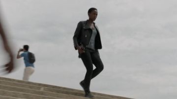 Pantalones vaqueros negros súper delgados usados por Tara Coleman (Tracy Ifeachor) como se ve en Treadstone (S01E02)