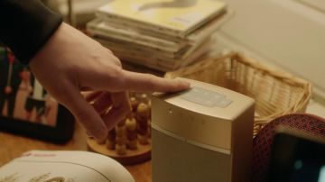 L'enceinte Soundtouch 10 couleur or Bose utilisée par Ander (Arón Piper) dans Élite (Saison 1)