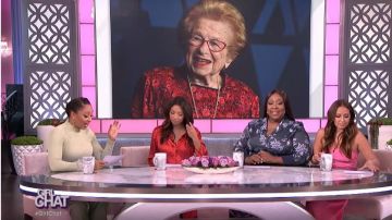 Rachel comey Tristan Plissée sans Bretelles de Salopette portée par Adrienne Bailon sur Le Réel 1er avril 2020