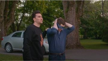 Off-White Sweat­shirt in black white Flame worn by David Rose (Daniel Levy) in Schitt's Creek Season 6 Episode 13