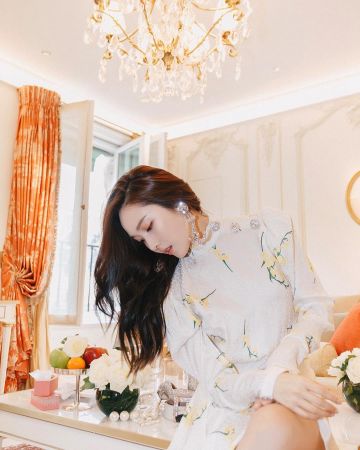 Ancre de cristal, orné de Boucles d'oreilles de Jessica Jung sur l'Instagram account @jessica.syj