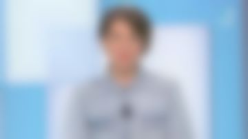 The denim shirt of Melanie Taravant in C to tell the 02.04.2020