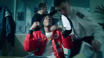 La chaqueta roja de Glo Gang que lleva Koba LaD en su vídeo Ça ira mieux demain