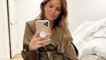Blusa de satén marrón usada por Rebecca Tilley en The Bachelor Temporada 24