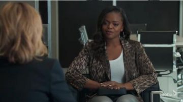 Té en Blanc porté par Coco Hayes dans Tommy Saison 1 Épisode 7