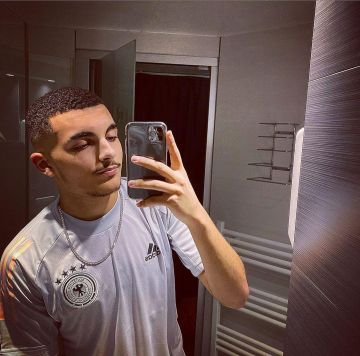 The training jersey of the German team carried by RK in his account Instagram @rkofficiel_77