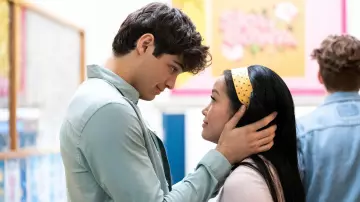 Diadema amarilla usada por Lara Jean Lana Condor en To All the Boys: P.S. Todavía te amo 
