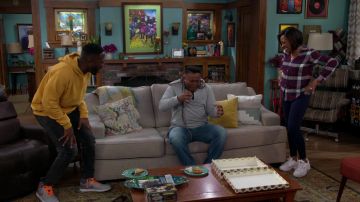 Zapatillas Fila Disruptor II en blanco usadas por Tina (Tichina Arnold) en The Neighborhood (S02E18)