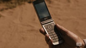 LG mobile phone used by Mike Ehrmantraut (Jonathan Banks) in Better Call Saul (S05E05)