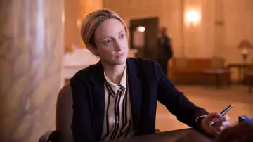 The silk shirt striped Emma Lynwood (Andrea Riseborough) in ZeroZeroZero (Season 1)