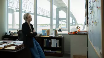 The pants blue jean Emma Lynwood (Andrea Riseborough) in ZeroZeroZero (Season 1)