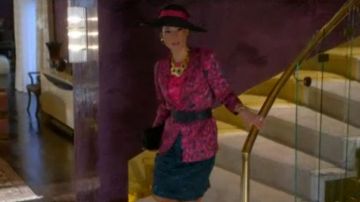 Fleur rose veste portée par Simone Grove (Lucy Liu) dans lesquelles les Femmes Tuent (S01E01)