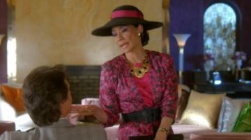 Or et noir collier porté par Simone Grove (Lucy Liu) dans lesquelles les Femmes Tuent (S01E01)