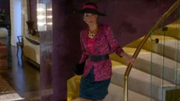 Bleu jupe portée par Simone Grove (Lucy Liu) dans lesquelles les Femmes Tuent (S01E01)