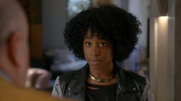 Or chocker collier porté par Taylor Harding (Kirby Howell-Baptiste) dans lesquelles les Femmes Tuent (S01E01)