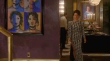 Gris et noir imprimé robe longue porté par Simone Grove (Lucy Liu) dans lesquelles les Femmes Tuent (S01E01)