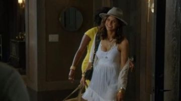 Mini-robe blanche portée par Jade (Alexandra Daddario) dans lesquelles les Femmes Tuent (S01E01)