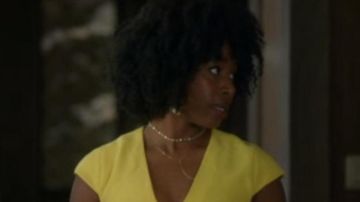 Or le foulard porté par Taylor Harding (Kirby Howell-Baptiste) dans lesquelles les Femmes Tuent (S01E01)