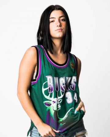 Le maillot des Milwaukee Bucks porté par Charli D'amelio sur le compte Instagram de @charlidamelio
