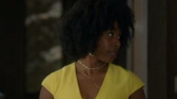 Collier en or porté par Taylor Harding (Kirby Howell-Baptiste) dans lesquelles les Femmes Tuent (S01E01)