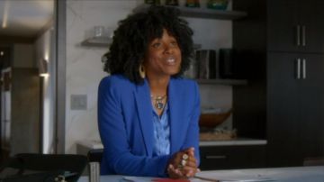 Blazer bleu veste portée par Taylor Harding (Kirby Howell-Baptiste) dans lesquelles les Femmes Tuent (S01E01)