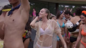 The yellow shirt in the transparent range by Carla (Ester Expósito) in Elite (S03E06)