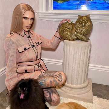 The pink jacket Fendi worn by Jeffree Star on his account Instagram @jeffreestar 