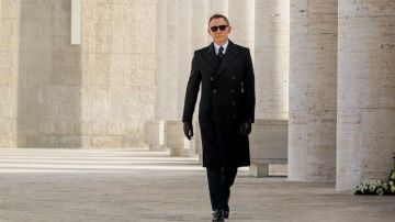 The black coat worn by James Bond / OO7 (Daniel Craig) in Spectrum