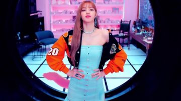 The jacket of Nascar driver Tony Stewart orange Lisa in the clip ‘뚜두뚜두 (DDU DU DDU-DU)’ of BLACKPINK