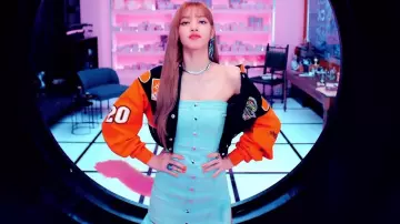 La chaqueta naranja de lisa de Conductor de Nascar Tony Stewart en el video musical '뚜두뚜두 (DDU-DU DDU-DU)' de BLACKPINK