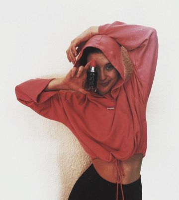 The sweatshirt crop top red hoody María Pedraza on his account Instagram @mariapedraza_