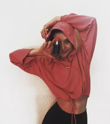 Le sweatshirt crop top rouge à capuche de María Pedraza sur son compte Instagram @mariapedraza_