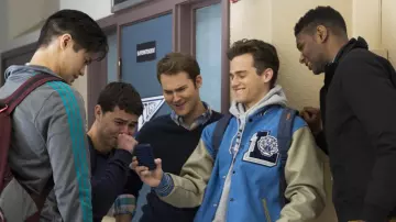 Liberty High School Tigers Letterman Varsity Jacket usado por Justin Foley (Brandon Flynn) en 13 Reasons Why (Temporada 1 Episodio 1)