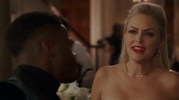 Boucle d'Oreille en or portés par Alexis Carrington (Elaine Hendrix) dans la Dynastie Saison 3 Épisode 15