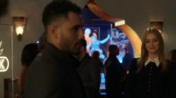 Collier noir Robe portée par Kirby Anders (Maddison Brun) dans la Dynastie Saison 3 Épisode 16