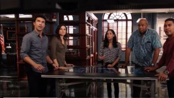 Bouton vert en Bas de la Chemise portée par Quinn Liu (Katrina Law) dans Hawaii Five-0 Saison 10 Épisode 22