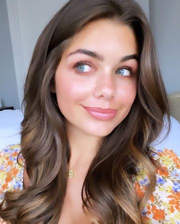 ASTR L'Étiquette Si Frappé Floral Mini Robe portée par Hannah Ann Sluss Instagram Histoire 4 avril 2020