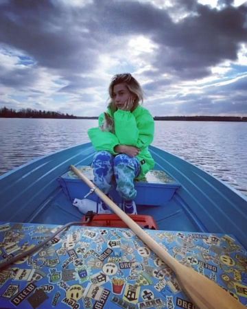 La cerise de Terre de Colorant de Cravate en Molleton porté par Hailey Baldwin et Justin Bieber Instagram le 4 avril 2020