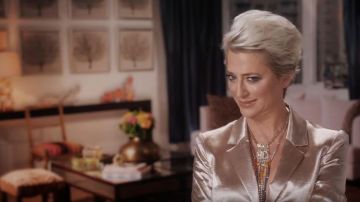 Champagne rosé de la Soie Blazer porté par Dorinda Medley Le Real Housewives of New York City la Saison 12 Épisode 1