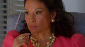 Blanc perle et boucles d'oreilles en or portés par Simone Grove (Lucy Liu) dans lesquelles les Femmes Tuent (S01E02)