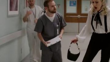 Black Shoul­der Bag worn by Alexis Carrington (Elaine Hendrix) in Dynasty Season 3 Episode 16