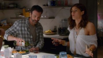 White striped shirt porté par Jade (Alexandra Daddario) dans lesquelles les Femmes Tuent (S01E02)